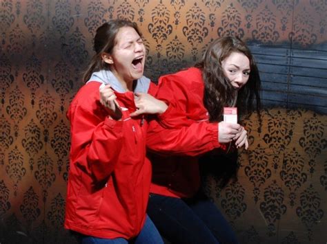 27 Hilarious Images Of People Who Just Can't Handle Haunted Houses