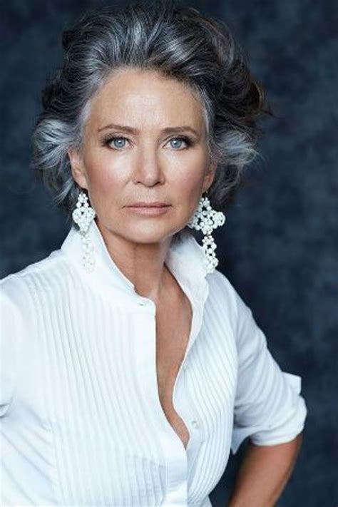 Cheveux gris en arrière - Cheveux gris : les coiffures qui ne font pas