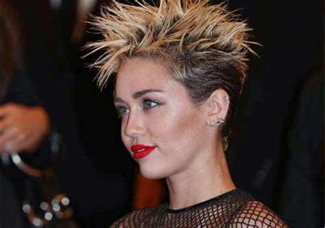Miley Cyrus Lost 100000 Worth Belongings In Burglary Hollywood News India Tv