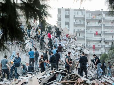 Une secousse sismique d'une durée de 45 secondes, qui touche tout l'ouest de la turquie, est suivie de 200 petites secousses ressenties dans les jours suivants. La Turquie recherche des survivants après un séisme, le ...