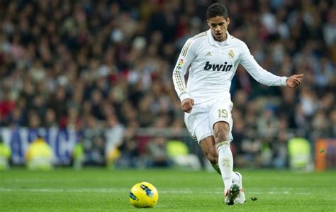 أعلن نادي ريال مدريد منذ بشكل رسمي عن إصابة لاعبه رافائيل فاران بفيروس كورونا. مستقبل فاران مع ريال مدريد يتحدد