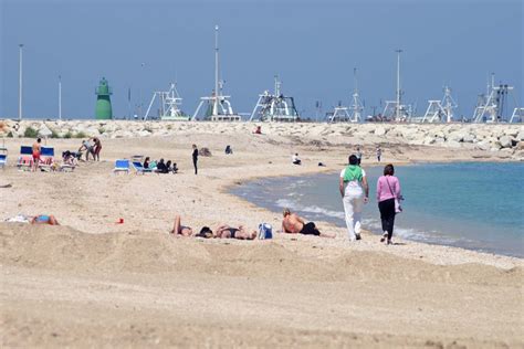 Sesso In Spiaggia Mentre I Bambini Giocano E Di Nuovo Scandalo