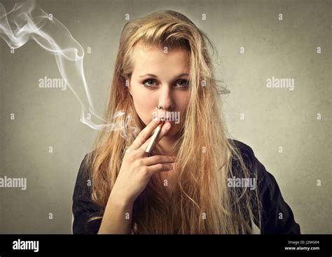 Junge Blonde Frau Rauchen Stockfotografie Alamy