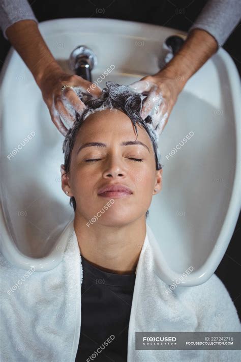 Woman Getting Her Hair Wash At Salon — Profession Wash Basin Stock