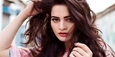 Aiman Khan Looks Stunning In Red Outfit Bol News