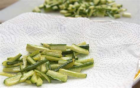 Pesce in carpione o scabeccio, la ricetta. Zucchine in carpione alla piemontese: la ricetta - La ...