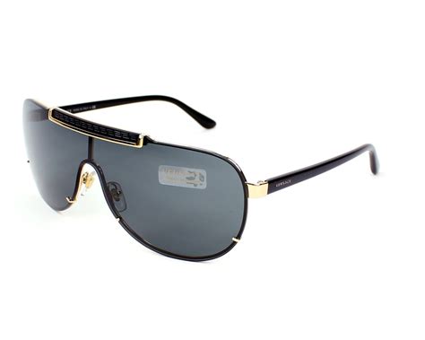 Plus qu'un moyen de protection, les solaires sont aujourd'hui un accéssoire de mode indispensable à toute mais attention, tout comme les chaussures, chaque type de lunettes de soleil a un usage qui lui est propre. Versace Sunglasses VE-2140 1002/87 Black - Visionet