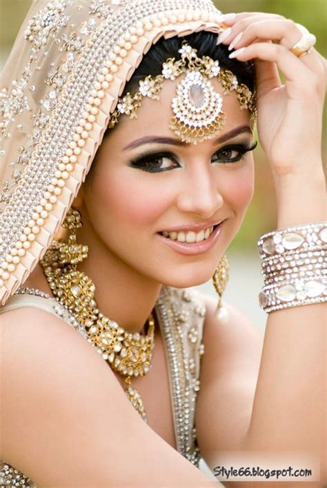 Ladies Special Beautiful Pakistani Bridal Makeup Style 66