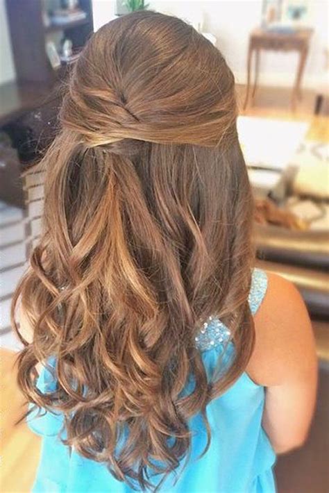 Every season we look for hairstyles that best suit the challenges of the climate and we make sure that it looks all so very awesome at the same time. 33 Cute Flower Girl Hairstyles (2017 Update | Junior ...