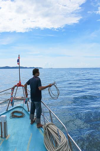 Awak Kapal Thailand Sedang Bersiap Untuk Melemparkan Jangkar Ke Laut Di