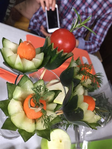 Entre los ramos de fruta y fresas cubiertas en chocolate, un arreglo de fruta está seguro a poner una sonrisa en las caras de tus seres queridos. Pin by Juliana Paonetti on Decoración de frutas y verduras ...
