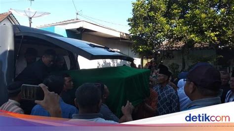 Jenazah Korban Mutilasi Tiba Di Temanggung Tangis Keluarga Pecah