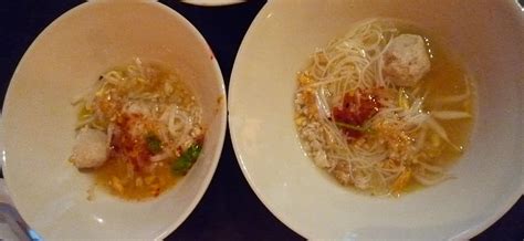 Panaskan udang dan cendawan enoki selama 2 minit. (Eat to Live) or (Live to Eat): Zab Zab Boat Noodle