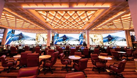 Renos Peppermill Sportsbook Draws Massive Crowds With Curved Led