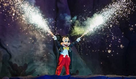 Video Mickeys Head Fell Off During Fantasmic At Hollywood Studios