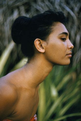 Portrait Of Beautiful Tahitian Woman By Luis Marden With Images Polynesian Girls Woman Face