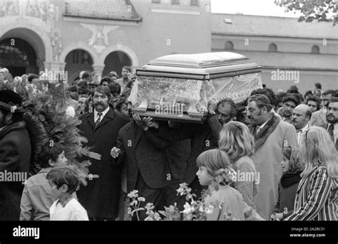 Gypsy Funeral Hi Res Stock Photography And Images Alamy