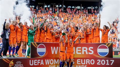 Adidas voetbal uniforia maat 5 is uitgevoerd in de kleuren oranje, blauw en wit met een blauw adidas logo. OnsOranje | EK-finale Nederland-Denemarken: de hoogtepunten!