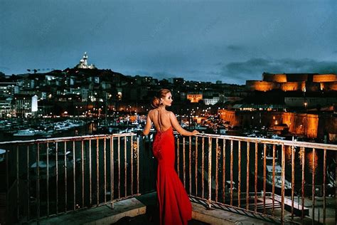المرأة الأنيقة في فستان سهرة أحمر في مدينة مرسيليا الليلية صورة الخلفية والصورة للتنزيل المجاني