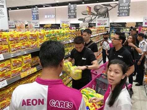 Related image of anak lee chong wei kingston lee. Lee Chong Wei helps flood victims in northeast of ...