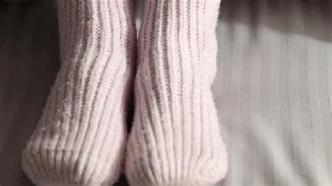 Side Effects Of Wearing Socks While Sleeping During Winters सर्दियों में मोजे पहनकर सोने से