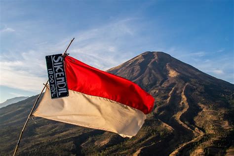 Bendera merah putih 1.200 meter menghiasi puncak gunung penanggungan. Gunung Bendera 2020 - Hut Ri Ke 75 Bendera Raksasa Berkibar Di Puncak Gunung Singgah Mata ...