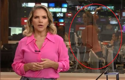 jornalista da globo news é flagrada rebolando durante telejornal ao vivo assista bahia no ar