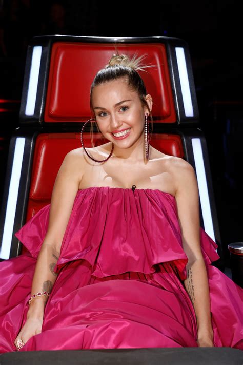 Miley Cyrus Wore A Huge Hot Pink Dress On The Voice And People Are