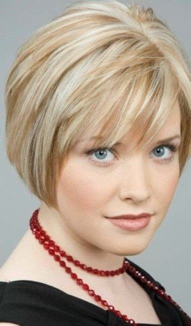 Essentially a bobbed haircut that uses layers on the sides or back, this hairstyle looks good almost on everyone. 38 Short Layered Bob Haircuts with Side Swept Bangs That ...