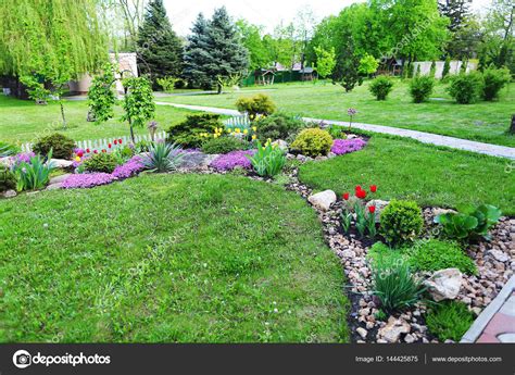 Si tratta di un tappetino di preghiera di alta qualità elegantemente progettato. Area paesaggistica con spazi verdi, piante, fiori e alberi ...