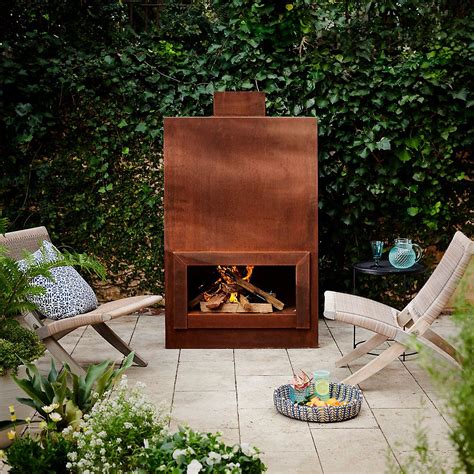 This Outdoor Fireplace Is A Strikingly Modern Addition To The Patio