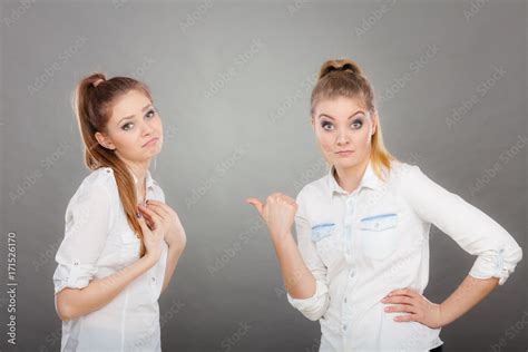 Two Girls Having Argument Interpersonal Conflict Stock Foto Adobe Stock
