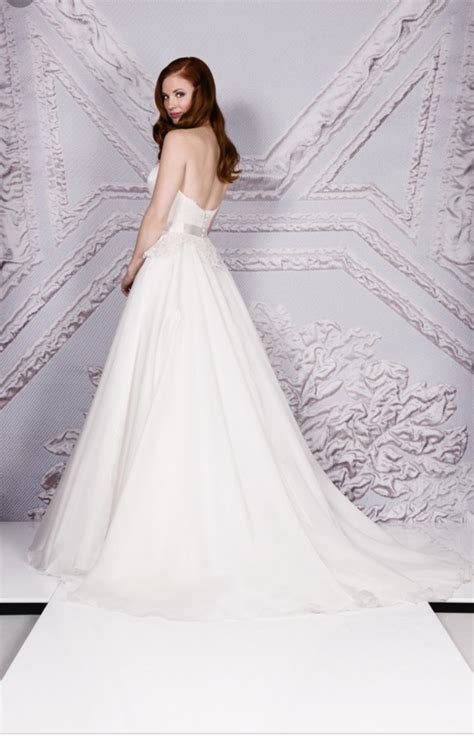 Suzanne neville has been in bridal since 1991 after studying at the prestigious london college of fashion. Suzanne Neville Cabianca Used Wedding Dress Save 84% ...