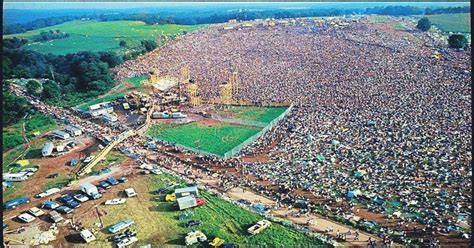 Nearly 400,000 people attend this chaotic music festival held in a farm field in bethel, ny. Aerial view of over 400,000 people at the Woodstock Music Festival, New York, 1969 : pics