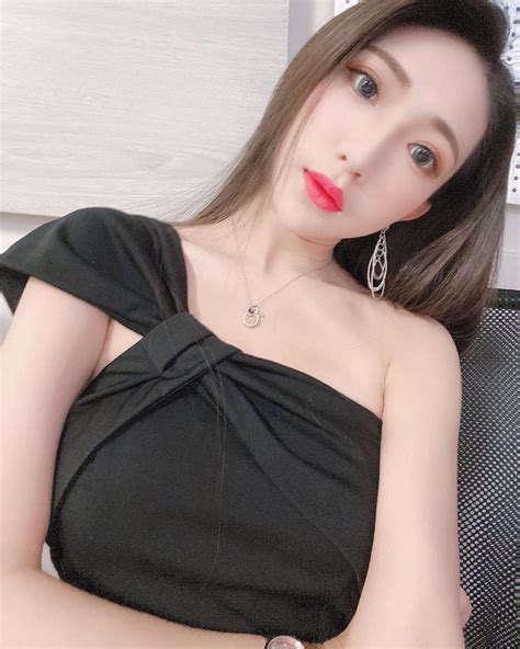 C Milk Sister Xiao Lu Xuan Deep V Dress Is Super Hot White And Tender Curve On The Chest Is