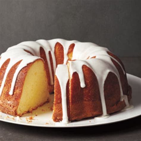 She also likes to spoon fresh or frozen fruit or berries over each slice for added flavo. Glazed Lemon Pound Cake
