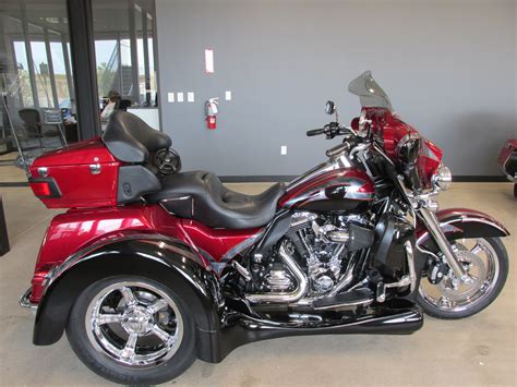 The engine featured a 10.0:1 compression ratio. 2012 Harley-Davidson Tri-Glide Ultra Classic - FLHTCUTG ...