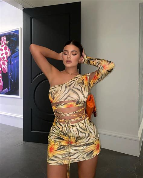 kylie jenner shows off her curves