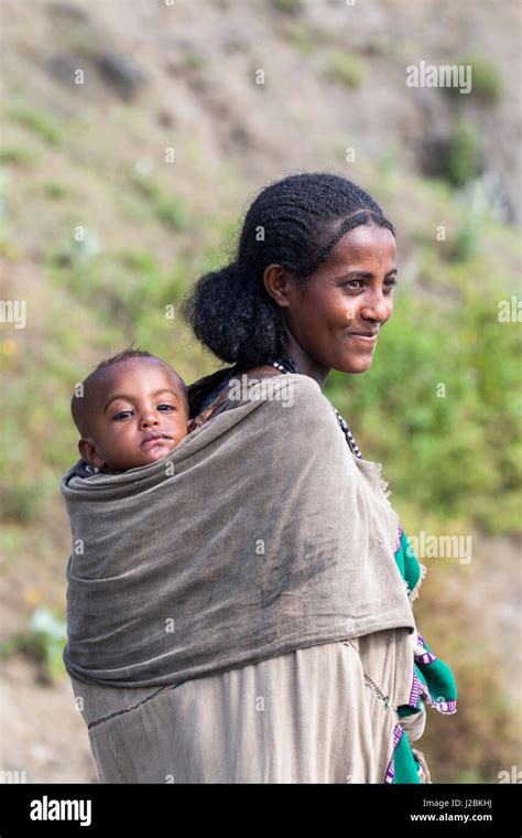 Ethiopia Woman Baby On Back Hi Res Stock Photography And Images Alamy