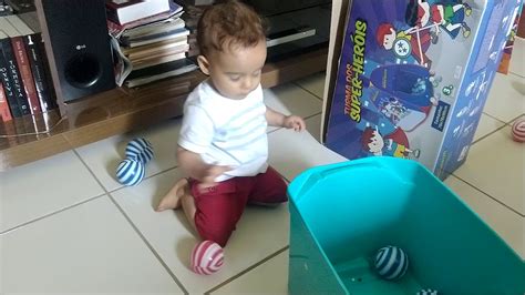 Bebê guardando os seus brinquedos depois de brincar YouTube