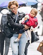Em clique raro, Scarlett Johansson passeia com a filha de 2 anos - Quem ...