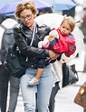 Em clique raro, Scarlett Johansson passeia com a filha de 2 anos - Quem ...