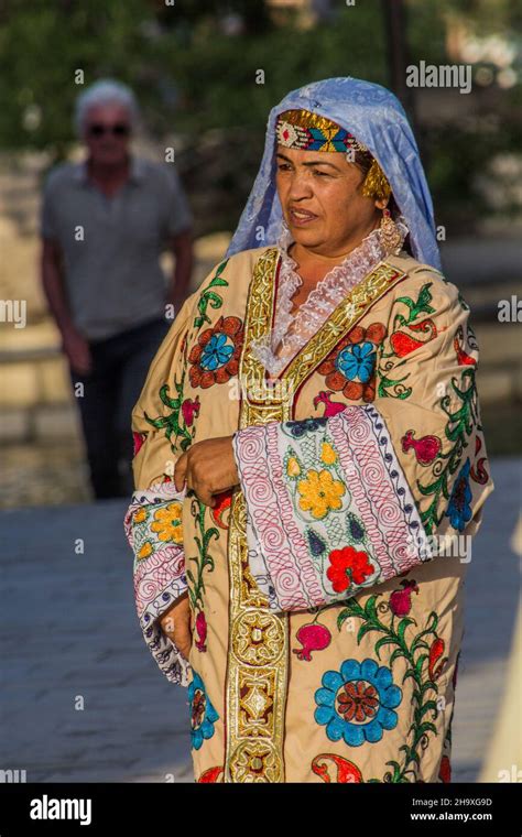 Bukhara Uzbekistan April 30 2018 Local Woman Wearing Traditional Dress In The Center Of