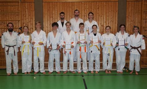 Judoka bestehen Gürtelprüfung TSV Aichach