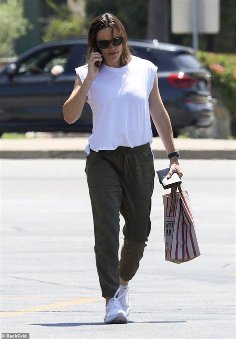Jennifer Garner Goes Makeup Free And Sports Wet Hair During Errand