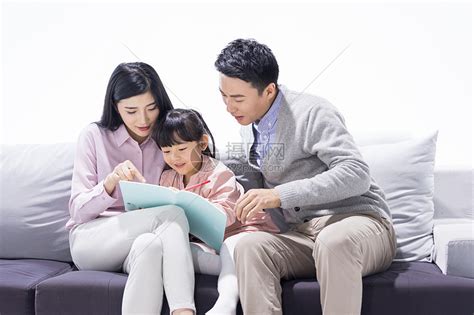 父母陪伴孩子学习高清图片下载 正版图片500771794 摄图网