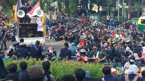 Aksi Massa Demo Tolak Uu Cipta Kerja Ricuh Di Yogyakarta Dan Medan Hingga Blokade Jalan Di