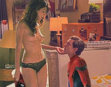 Post Aunt May Fakes Marisa Tomei Marvel Peter Parker Spider