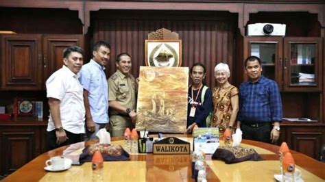 FOTO Lukisan Tanah Liat Zaenal Daeng Beta Untuk Deng Ical Tribun