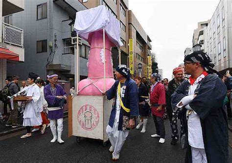 No Festival Do Pênis No Japão Tamanho é Importante Uai Saúde